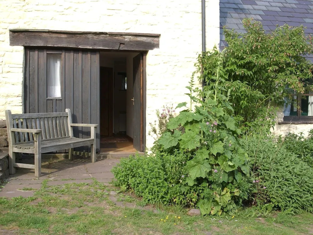 Cosy Cottage With Authentic Fireplace in the Breathtaking Duffryn Valley