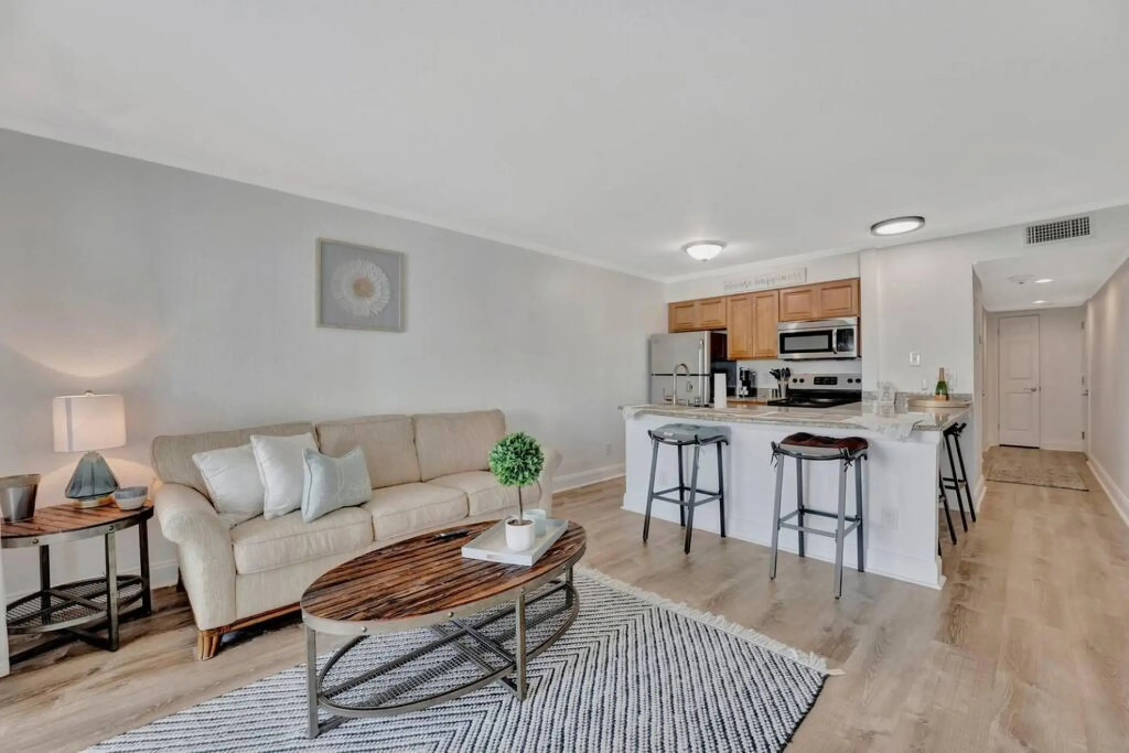 Sunset on the Bay Designer Condo with Private Balcony and Hotel Heated Pool