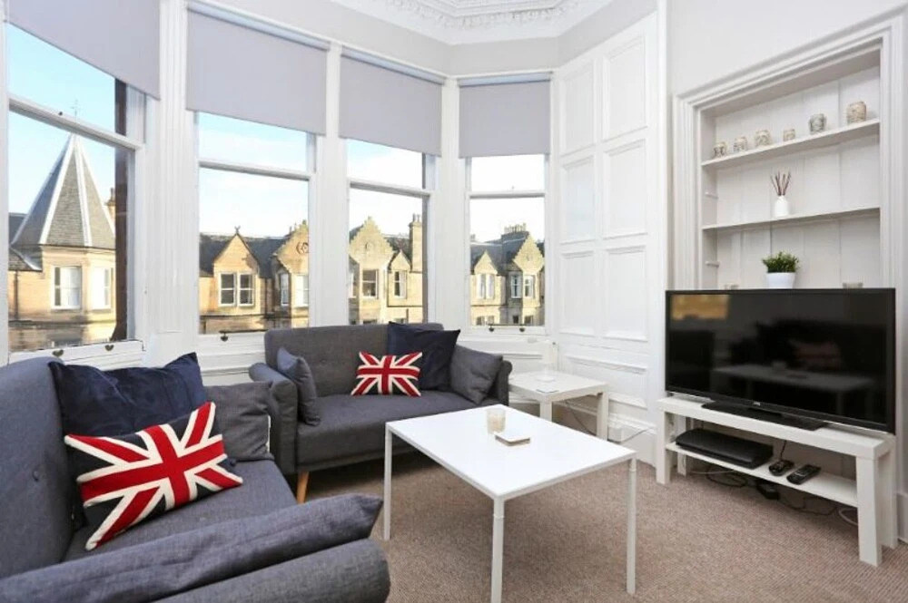 Homely & Spacious 4-bedroom Apartment by the Meadows