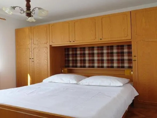 Apartments & Rooms Karmela