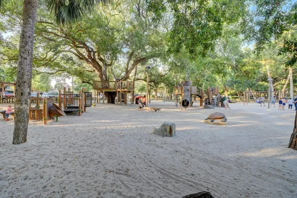 Fraser's Folly - Updated Harbour Town Villa
