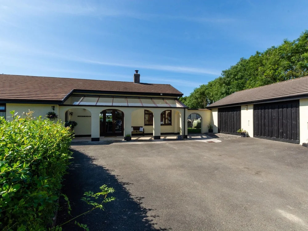 Tastefully Decorated Holiday Home With Bright Conservatory and View of the Country Estate