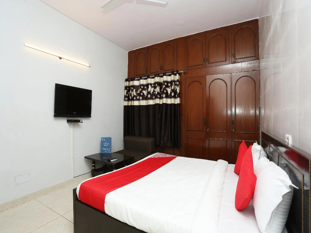 OYO 29268 White Arcade