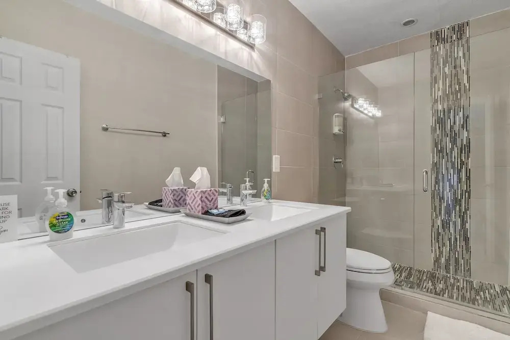 Lakeridge House- 4 Bedrooms/3 Bathroom Home by RedAwning