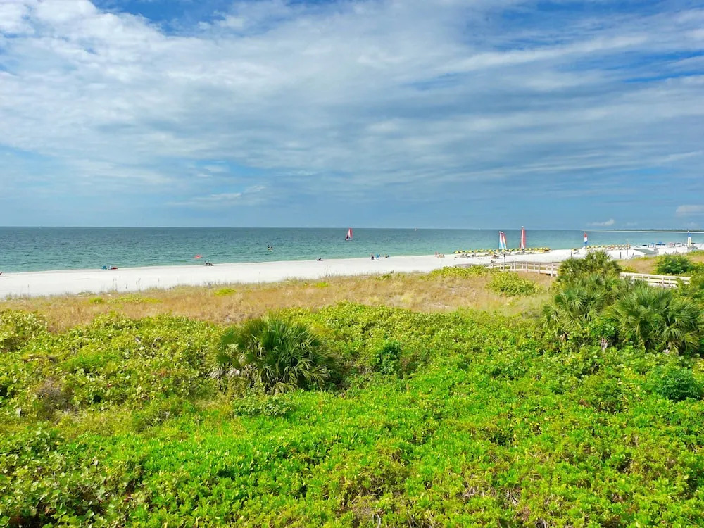 Stylish beachfront condo with spa/pool and ocean views