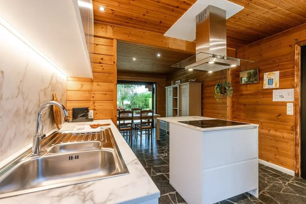 Huswell - Tranquil Retreat Cozy Chalet in the Heart of Urse