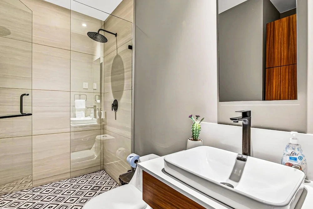 Modern Condo With Rooftop Pool, Balcony, gas Grill & gym Access