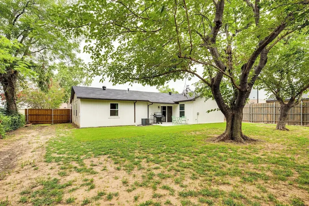 Walk to Lewisville Lake: Dog-friendly Texas Home