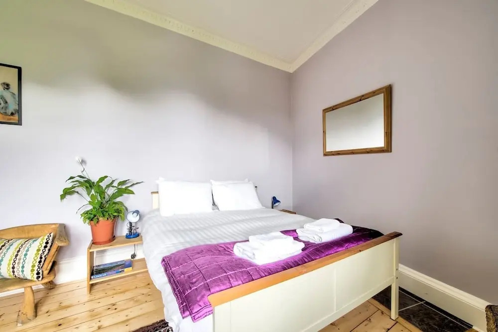 Luminous 1 BR Flat Close to City Centre, With Superb Views of Arthurs Seat
