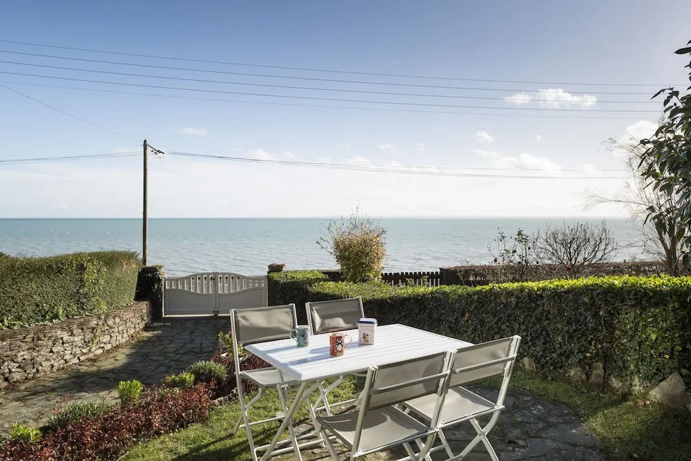 Maison vue mer les pieds dans l'eau