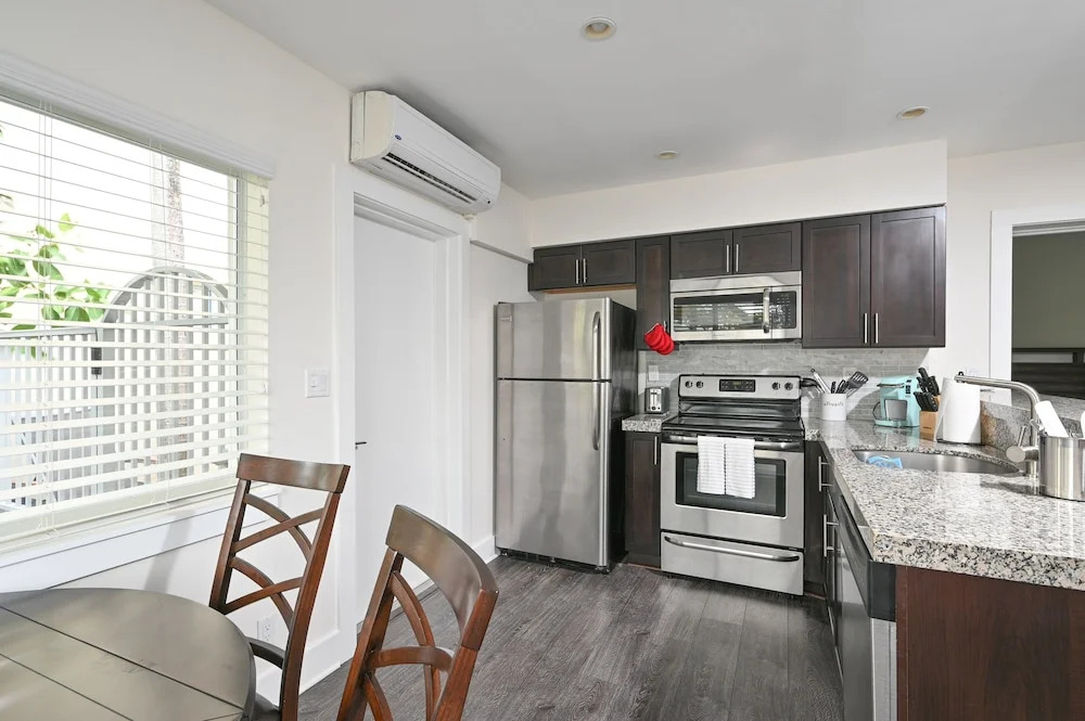 Victoria Park Urban Oasis W/ Patio, 2 Miles To Beach 1 Bedroom Duplex