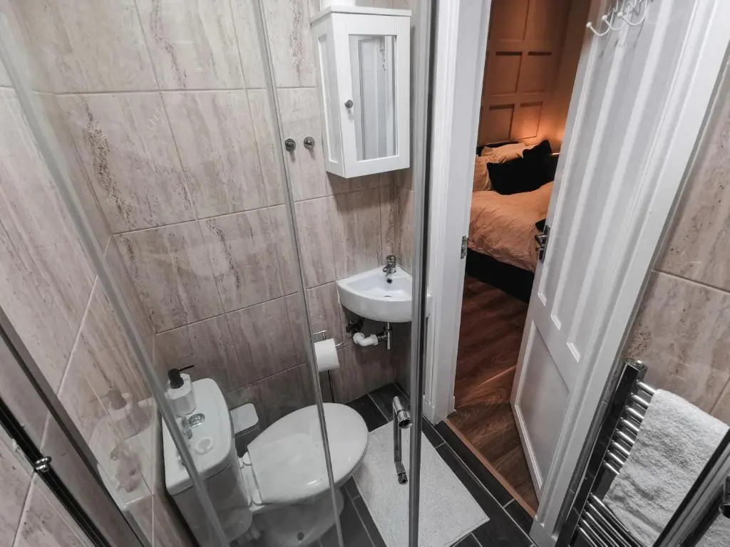 3 Bed Apartment in the Heart of Westend of Glasgow (Adults Only)