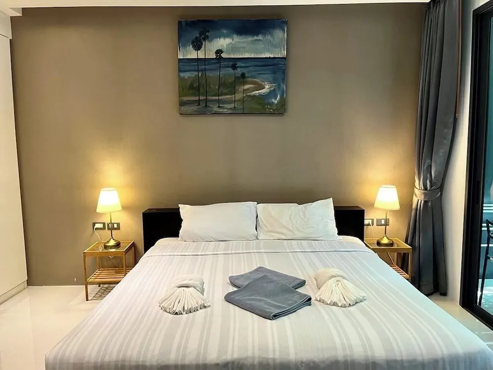 Emerald 211 - Studio With Balcony and Shared Pool