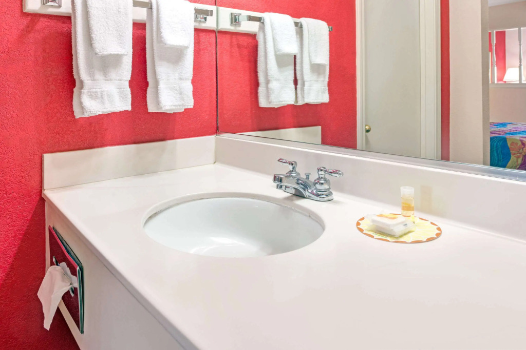 Days Inn & Suites by Wyndham Osceola AR