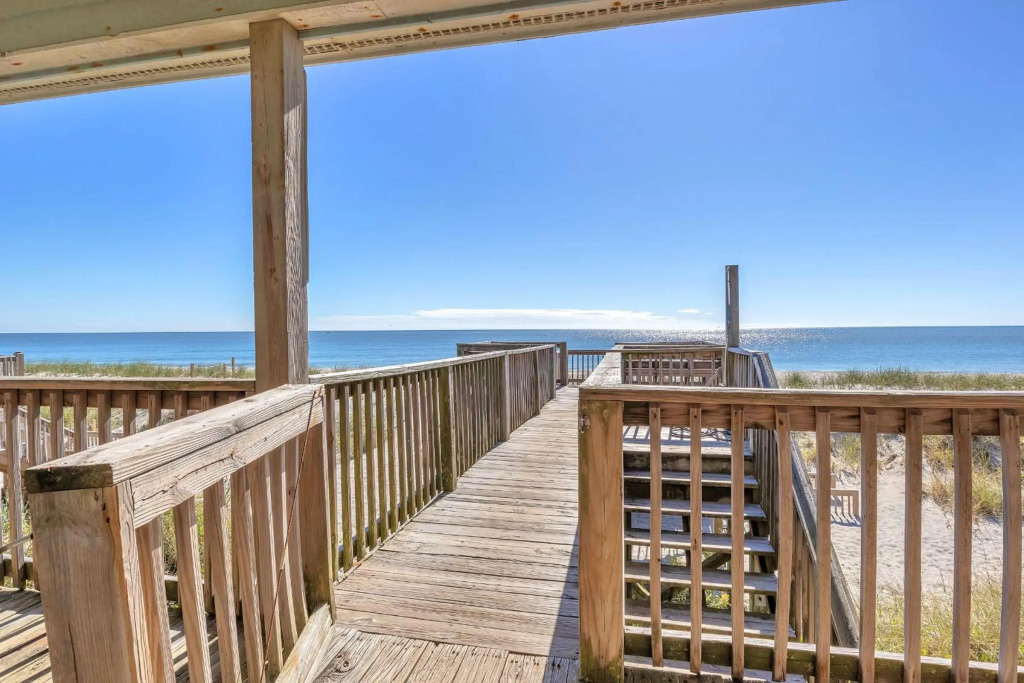 Front Row by Oak Island Accommodations