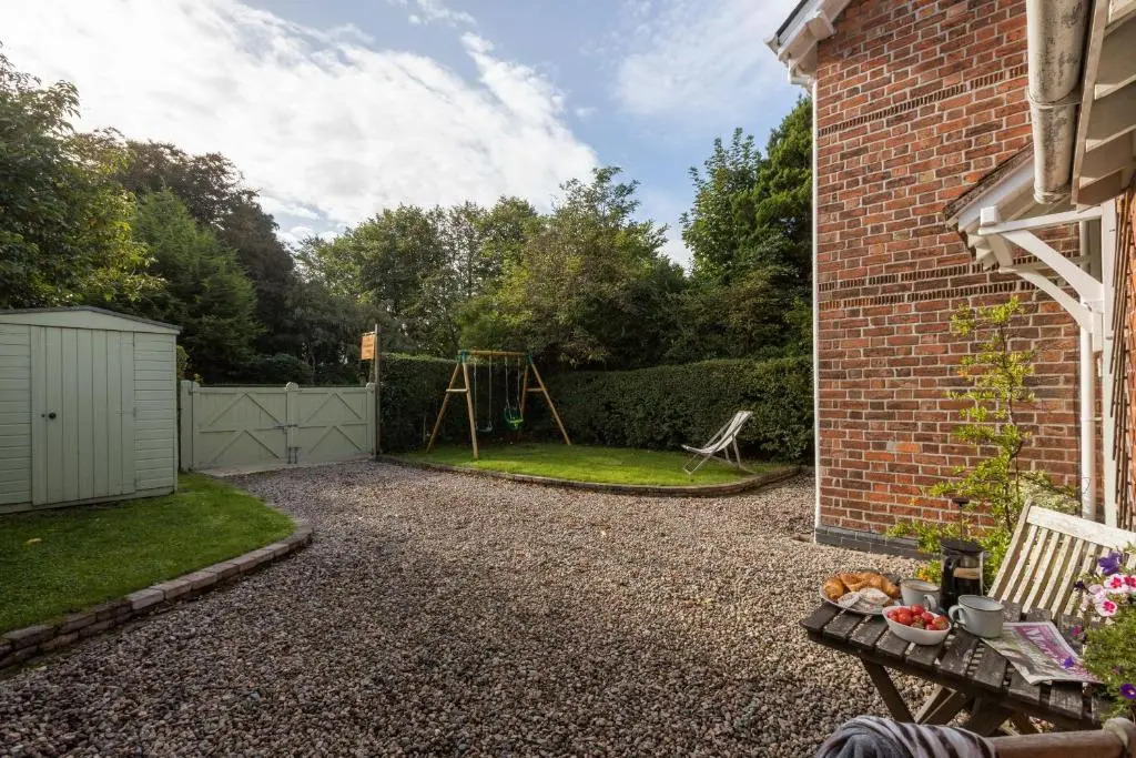 Stylish 2BR Cottage Garden & Parking 5 mins to Titanic
