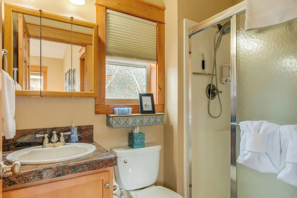 Riverfront Cabin, 4 Mi to Granby Ranch