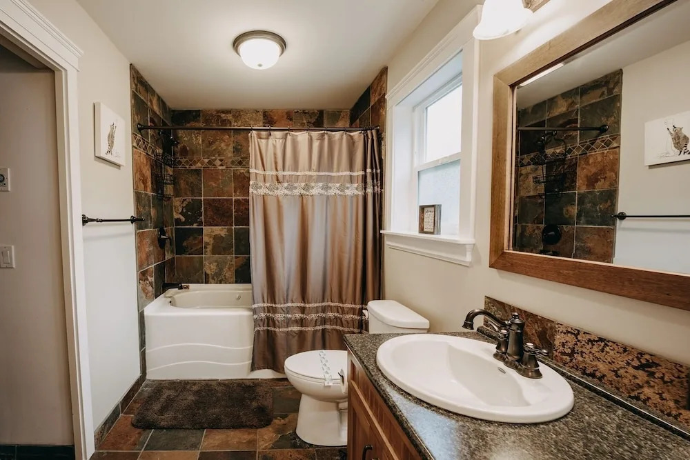 22mbr - Wi-fi - Fireplace - Pets Ok - Sleeps 8 4 Bedroom Cabin by Redawning