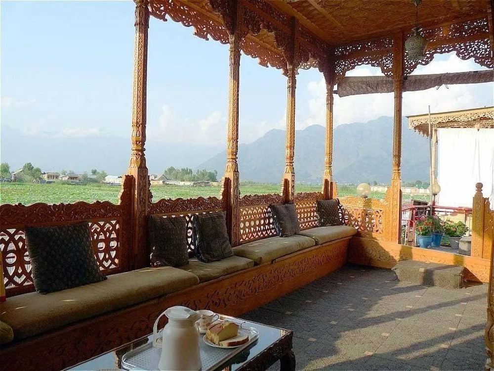Crown Of India Group Of Houseboats
