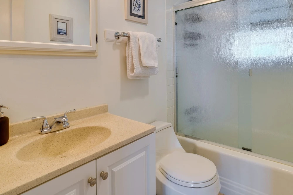 Downtown Kirkland Rental: Steps to Lake Washington
