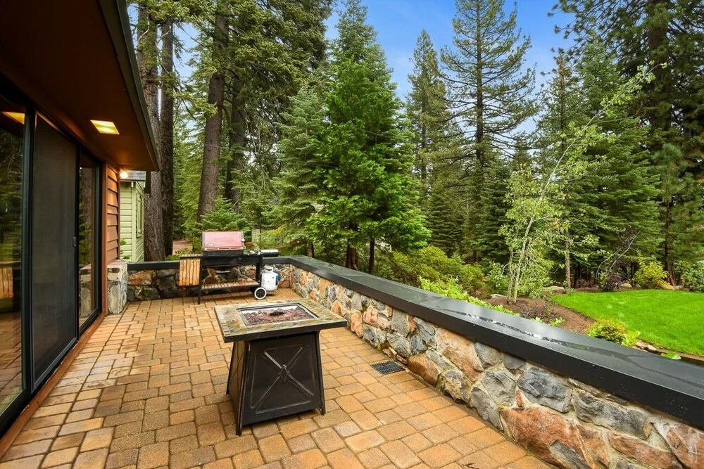 Villa Montagna Lodge 5 Bedroom Home by Redawning