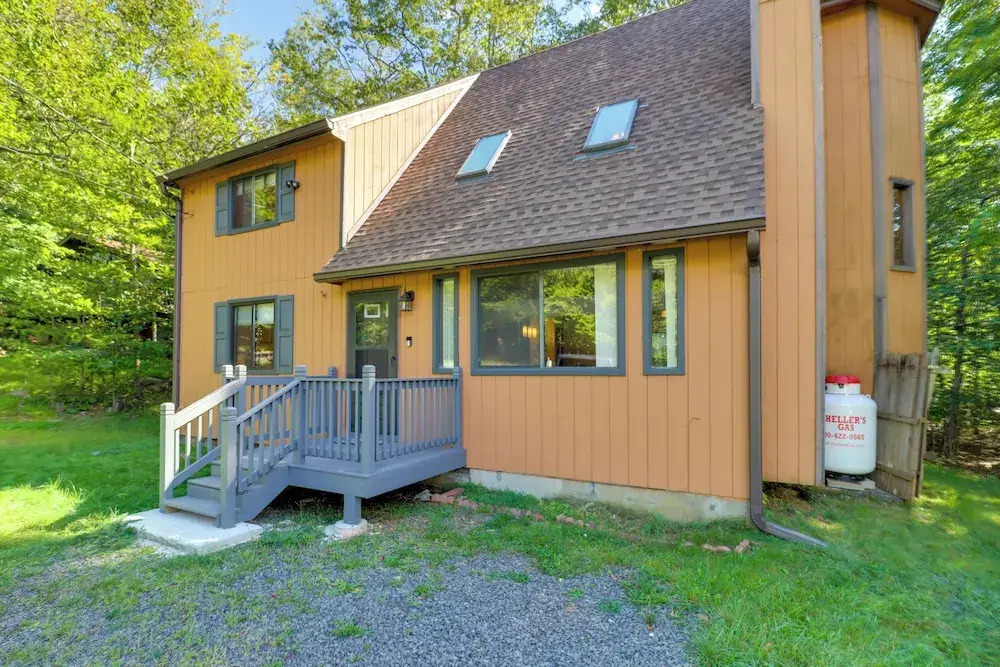 Poconos Cabin: Serene Deck, Fire Pit & Game Room