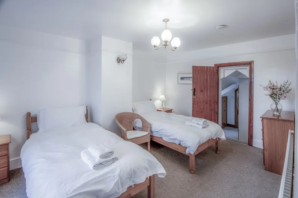 Stormy Castle - 6 Bedroom - Llangenith