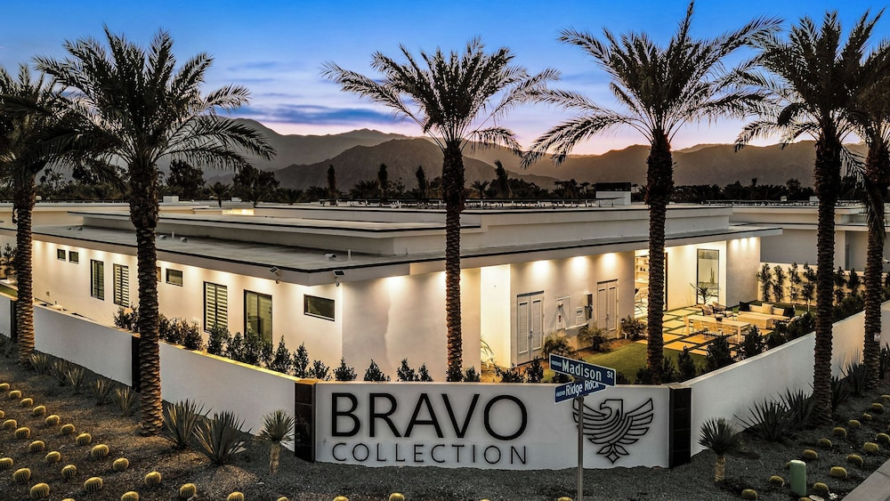 2 Luxury Villas Pickleball Court, Pool, Putting Green Bravo by Avantstay