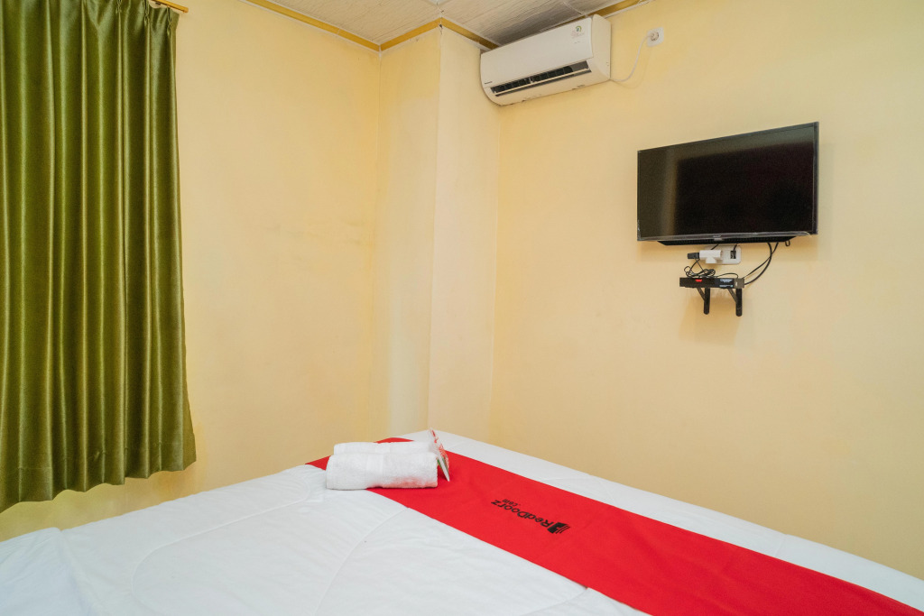 RedDoorz Plus Syariah near Pasar Turi