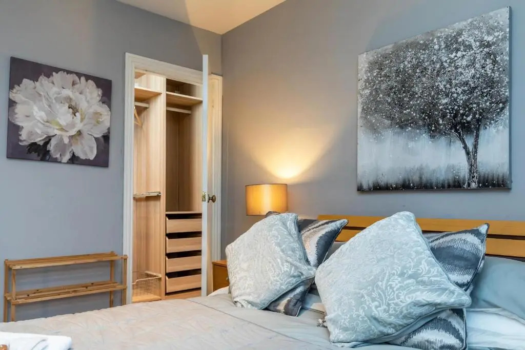 Modern Aberdeen City apartment free parking