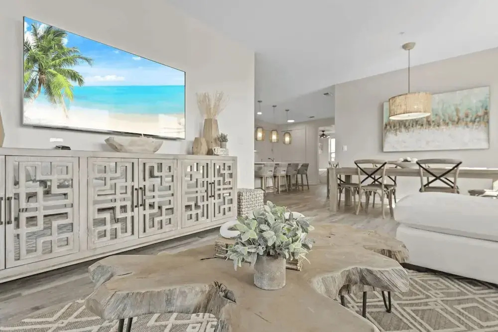 Steps to Beach w/ View, Pool + Tennis Luxe Top-floor Sea La Vie by Avantstay