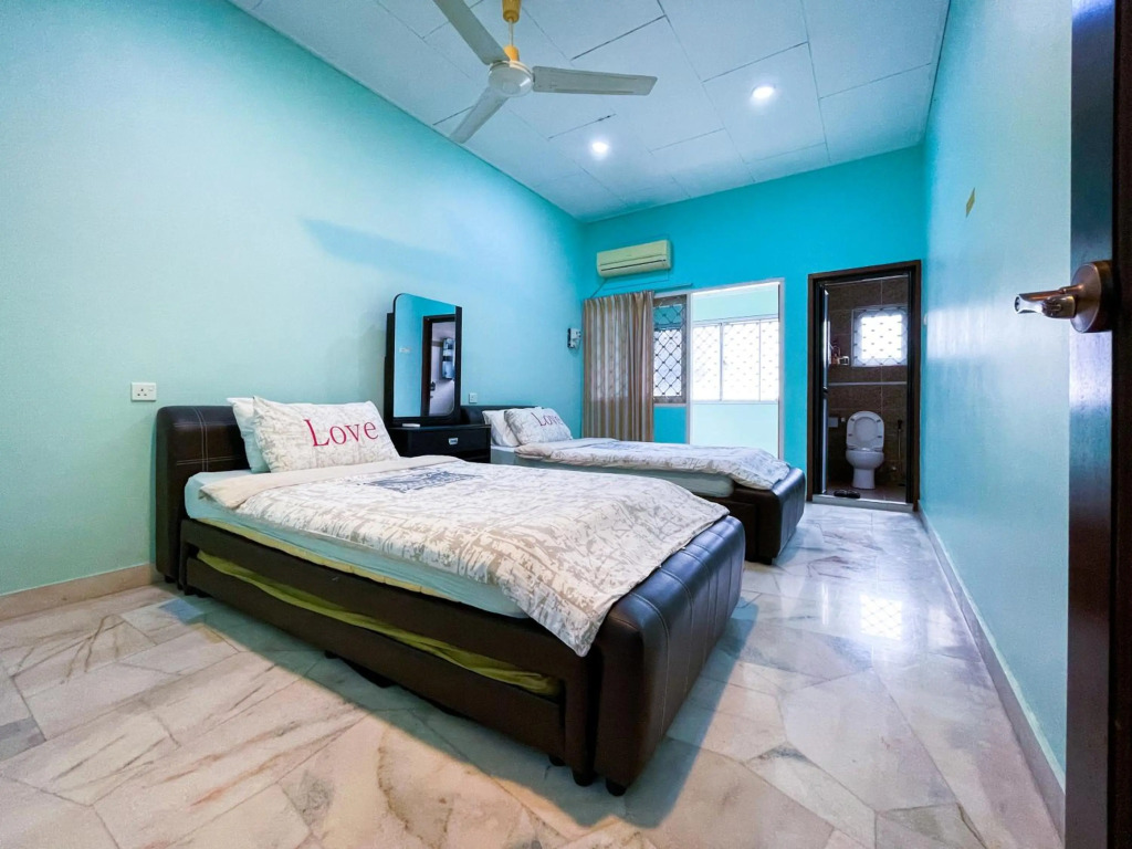 Gather Here 62 5BR Town Center 5 Rooms