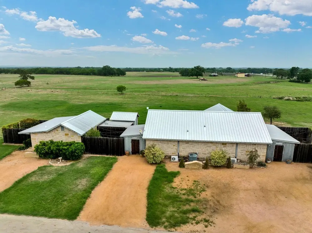 Romantic Oasis W/hot Tub Near Fred and Wineries!