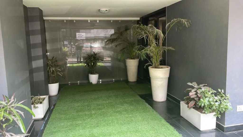 Saltstayz Express - Golf Course Road & DLF Phase-1
