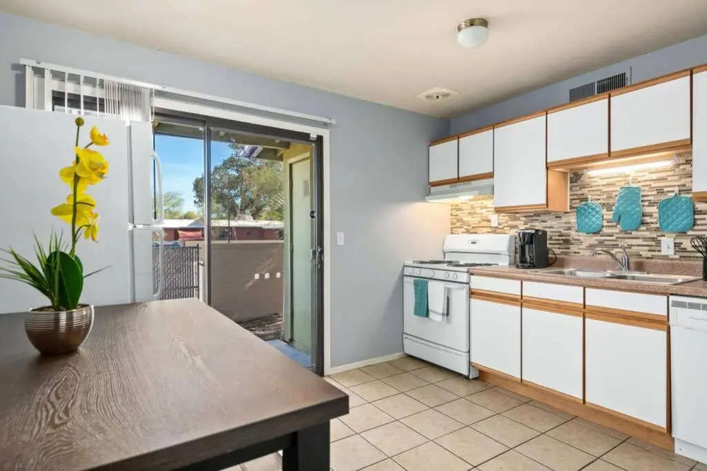 Sunset Foothills 2BR/1BA Condo; Mins to UofA,Hiking,&Food