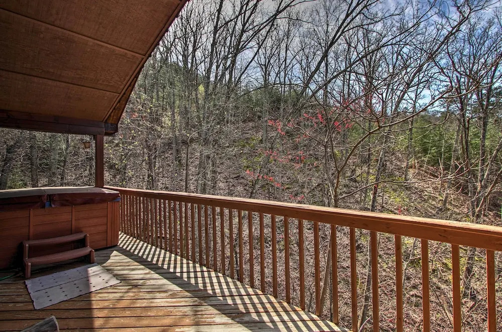 Hidden Springs Cabin w/ Hot Tub, 2 Mi to Dollywood