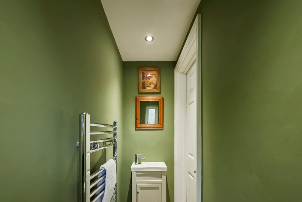 Host Stay Crescent House