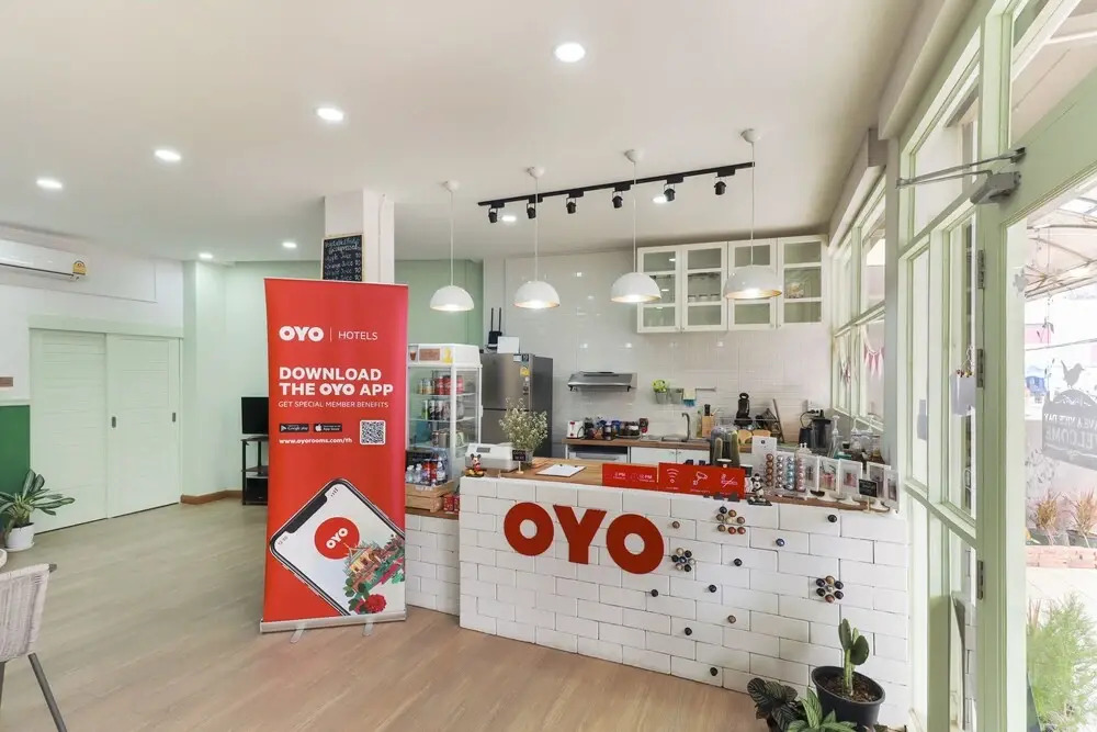 OYO 724 Green Light Cafe and Bed Hostel
