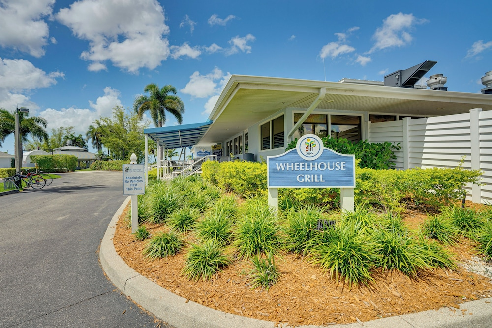 Resort-style Fort Myers Gem: Swim, Golf & Cruise!