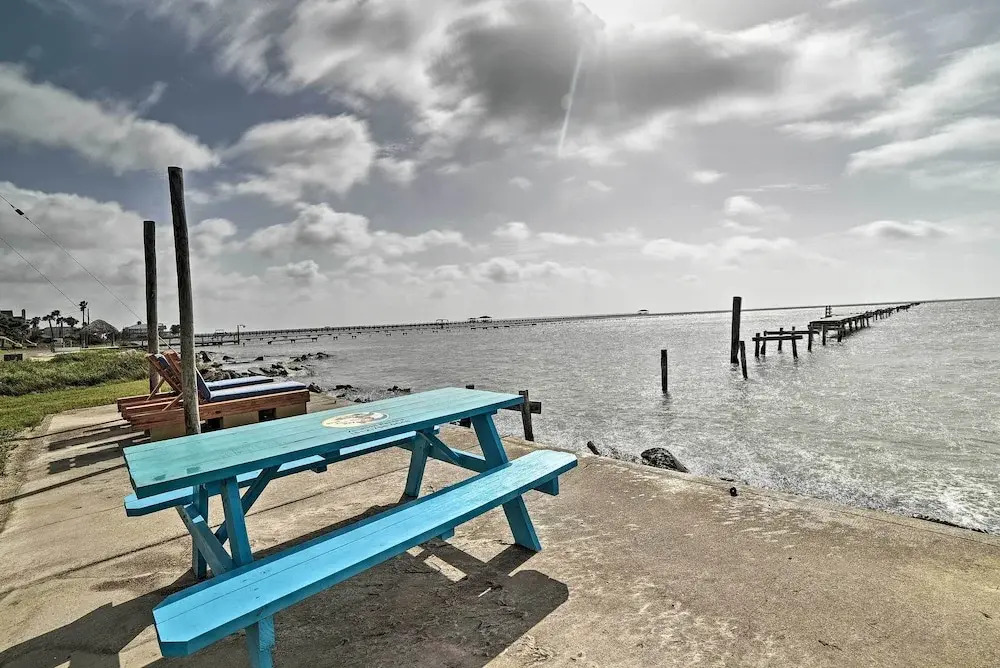 Rockport Bayfront Studio w/ Patio: 'casa Familia'