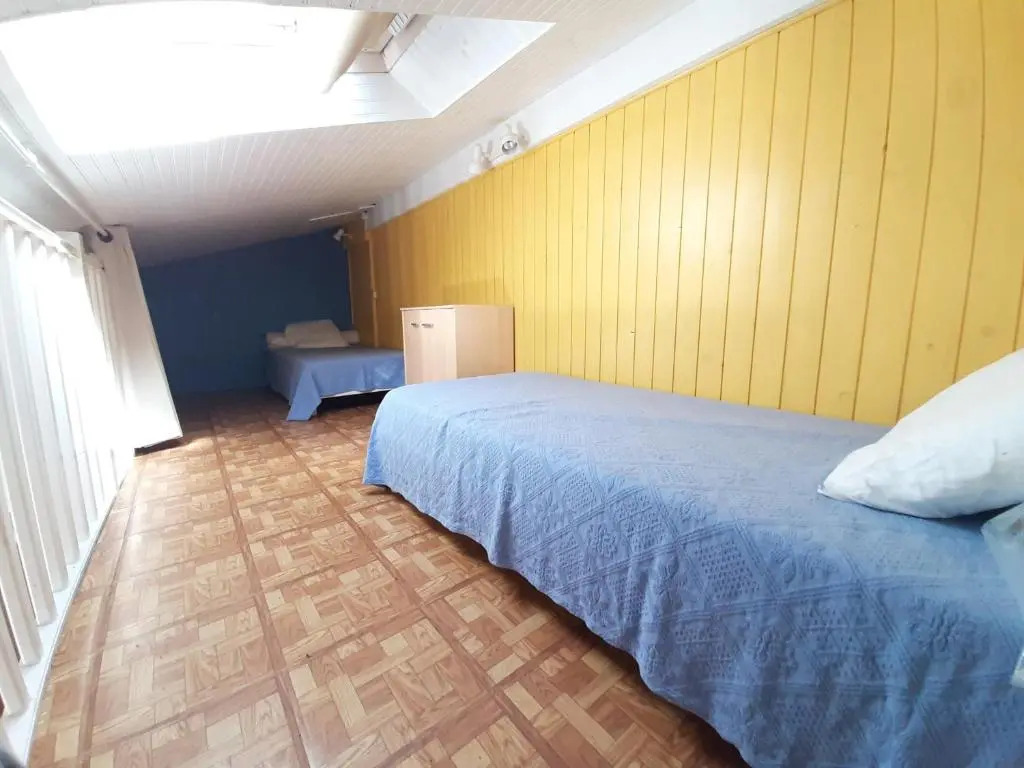 Maison moderne entre forêt et océan, avec jardin et terrasse. - FR-1-239-425