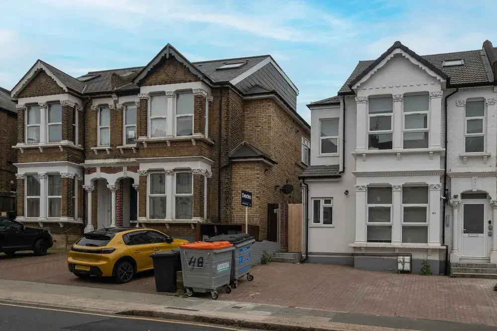 West Hendon Apt with Parking 03