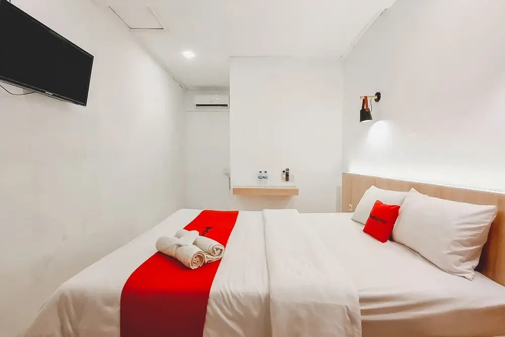 RedDoorz at Grand Mirza Near Pasar Grosir Batik Setono Pekalongan