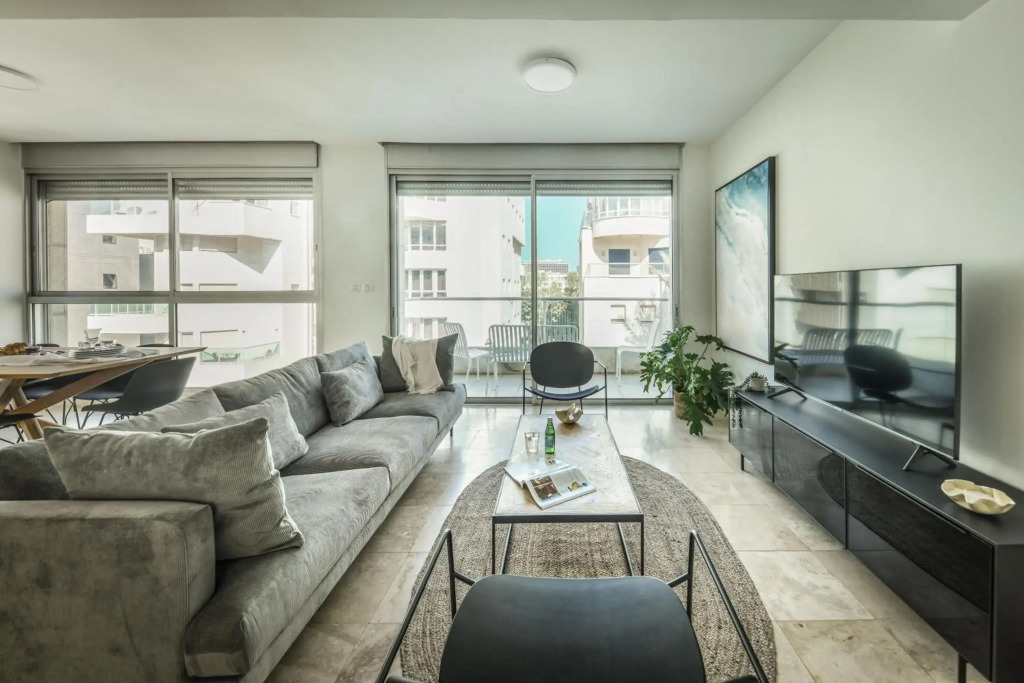 Sea View apt on Gordon 10 with Balcony and private parking