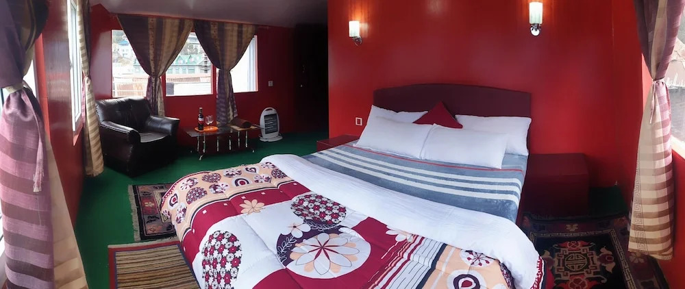 LAMA HOTEL - HIMALAYAN BURGER Experience the best stay in EVEREST with an unforgettable Mountain Flight