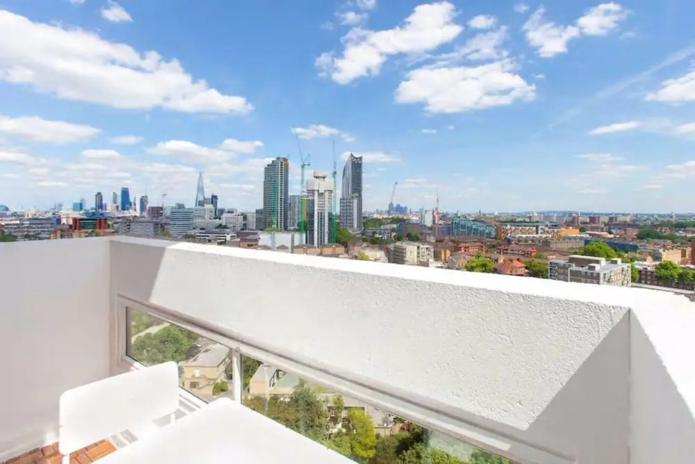 Central 2 Bedroom Apartment With Amazing Views