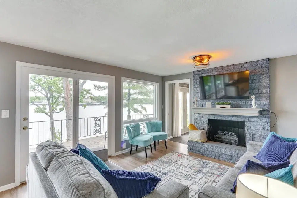 2 Decks, Lake Views! Group Escape in Osage Beach