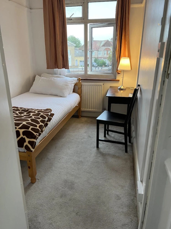 South London Single Bedroom in Mitcham