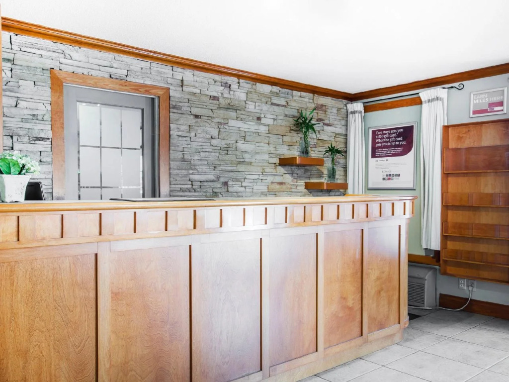 Econo Lodge Inn & Suites