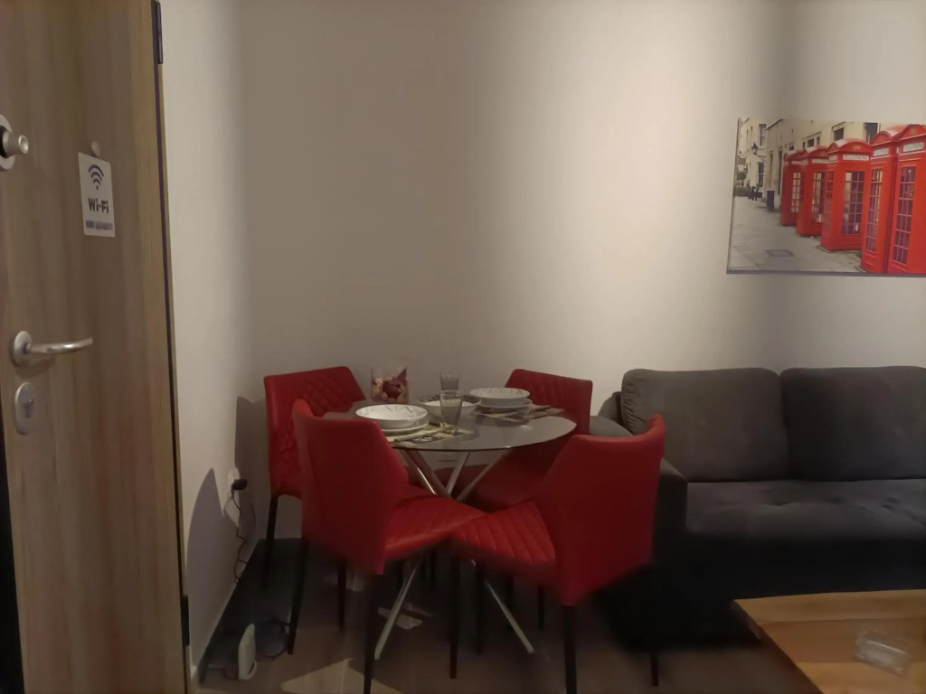 Modern Comfy Apartment near Metro
